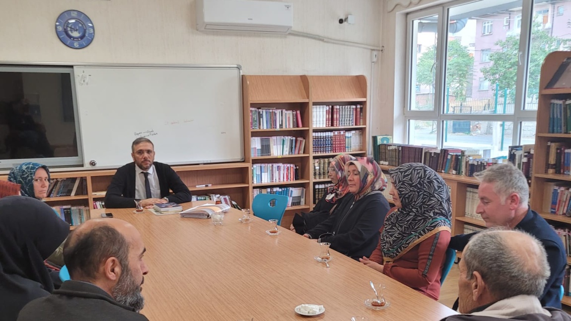 Okul müdürümüz İsmail Ankaralı'nın katılımıyla Anadolu Mektebine kaydolan öğrencilerimizin velileri ile tanışma ve program tanıtım toplantısı gerçekleştirildi