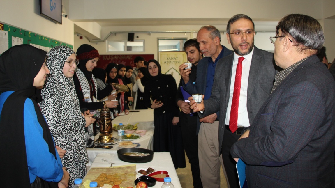18 Aralık Dünya Arapça Günü  Doç. Dr. Hacı YILMAZ 'ın okulumuz öğrencilerine ve öğretmenlerine konferans vermesi ve okulumuzda yapılan çeşitli etkinliklerle kutlandı