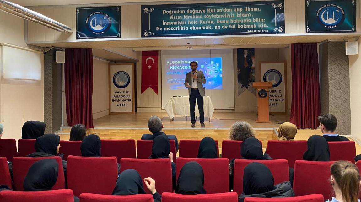 Diyanet İşleri Başkanlık Müşaviri Muhammed Cüneyd Çiğdemli’nin katılımıyla “Algoritmalar Kıskacında Dijital Dünya” konulu seminer düzenlendi